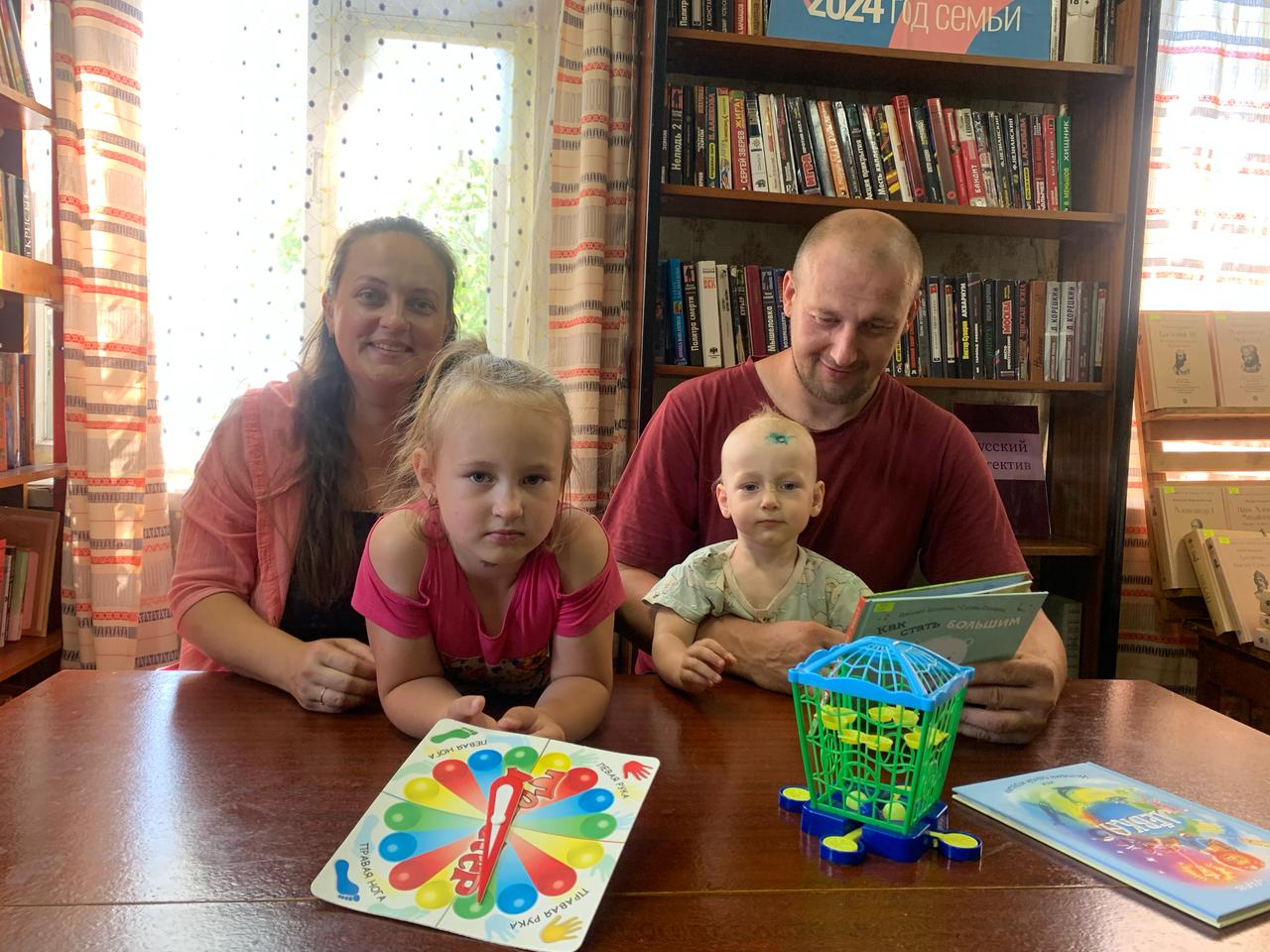 Участники ТОС д.Хотоли с удовольствием проводят свободное время в библиотеке, читают, общаются..