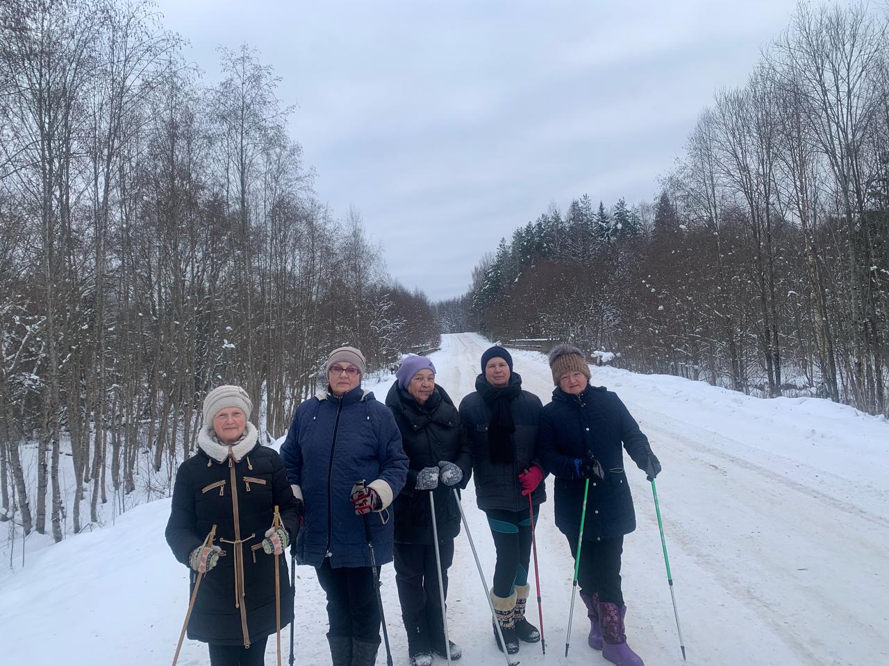 Участники ТОС д. Хотоли,ведут активный образ жизни - осваивают скандинавскую ходьбу..