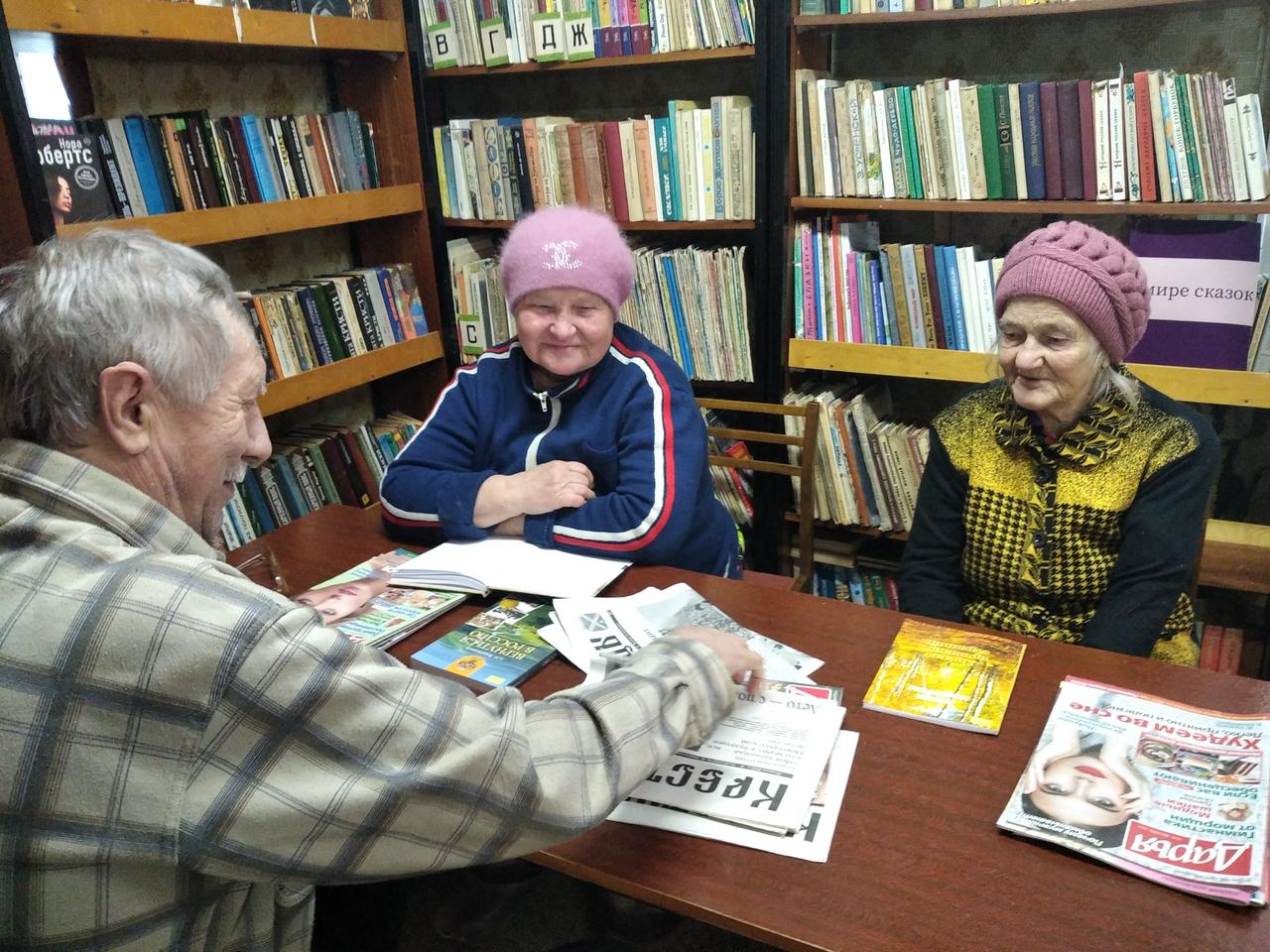 Участники ТОС д. Хотоли любят проводить вместе свободное время, общаться, читать газеты, обмениваться новостями..