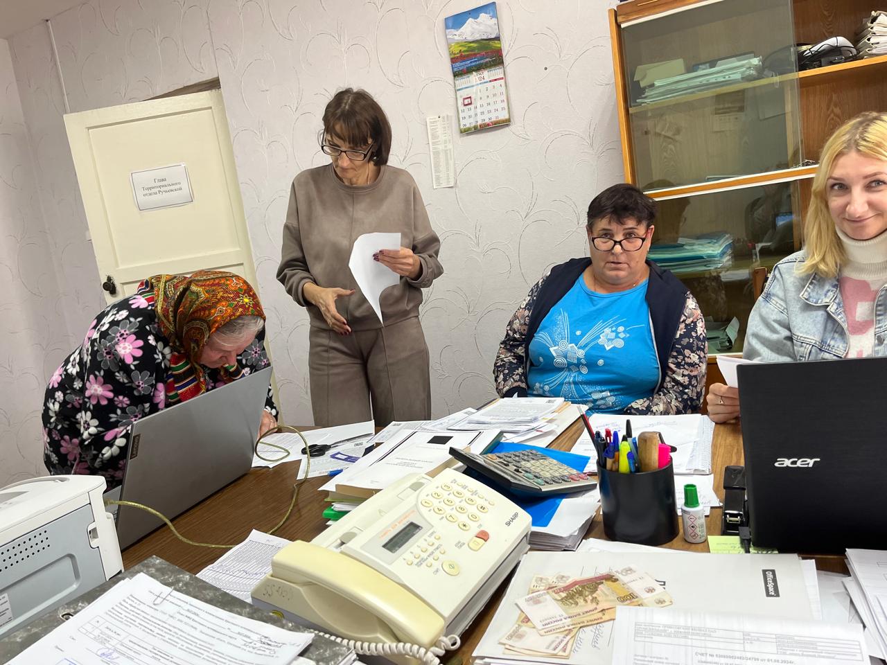 Члены ТОС Лякова организовали доставку жителей деревни старше 60 лет для получения браслетов активного долголетия.