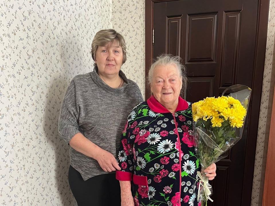 Председатель ТОС д. Лякова Иванова В.В. поздравила долгожительницу деревни с 90-летием.