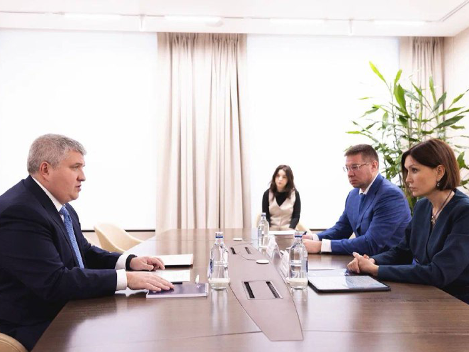 Александр Дронов и Светлана Чупшева обсудили реализацию программ и проектов АСИ в Новгородской области.